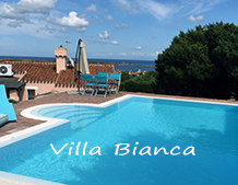 VILLA BIANCA: PETITE VILLA SUR UN UNIQUE ETAGE, AVEC JARDIN ET PISCINE A USAGE ECLUSIF DES HOTES, AVEC VUE SUR LA MER. ELLE ACCUEILLE 4 MAX 6 PERSONNES DANS 2 CHAMBRES, CHAQUE AVEC LIT DOUBLE, 2 SALLES DE BAINS.